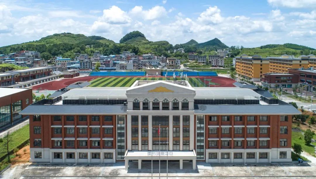 DeepSeek通知你，报读贵州铜仁数据职业学院的10大优势！